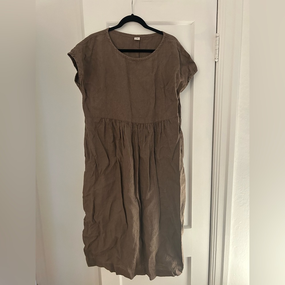 Brown linen dress fits like a large!